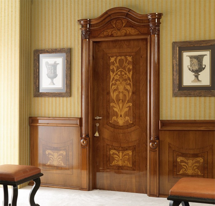 Элитные двери в классическом стиле цвета орех