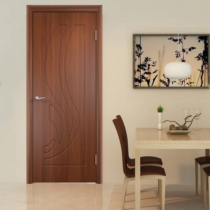 Дверь на кухне цвета «итальянский орех» в виде сплошного полотна с узорной фрезеровкой