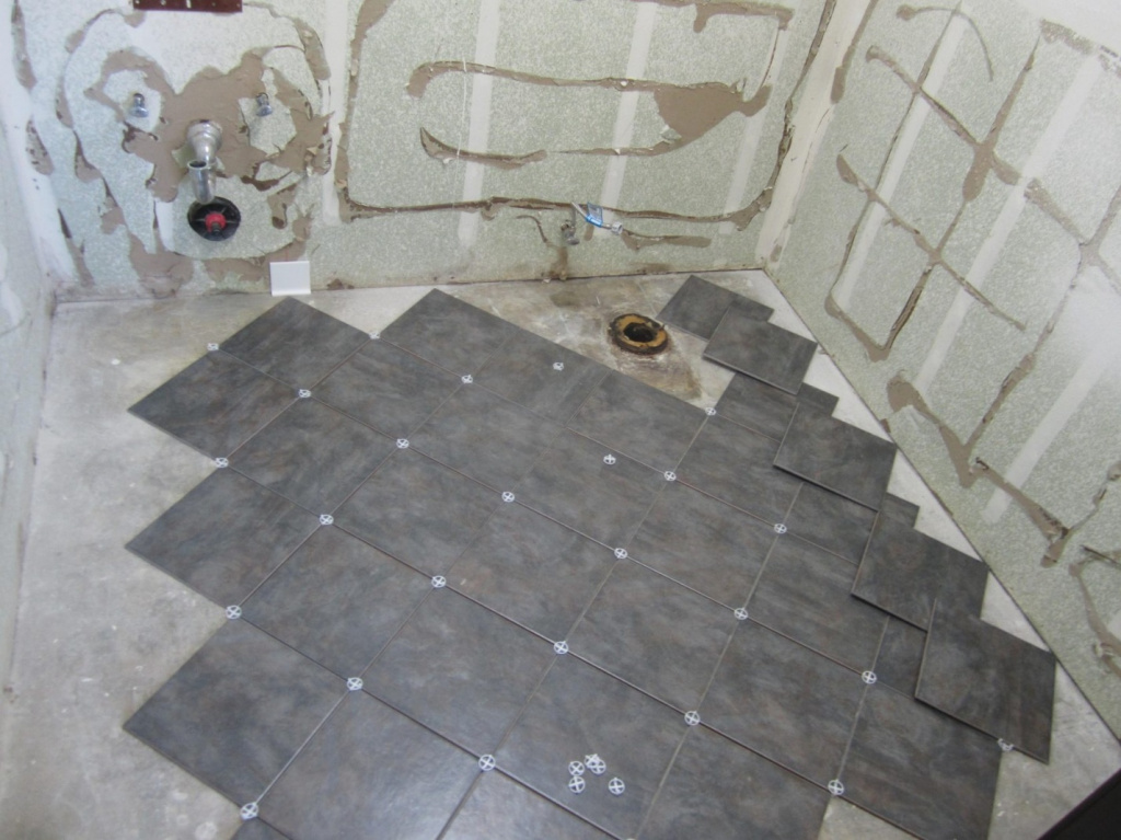 Укладка плитки на пол в ванной