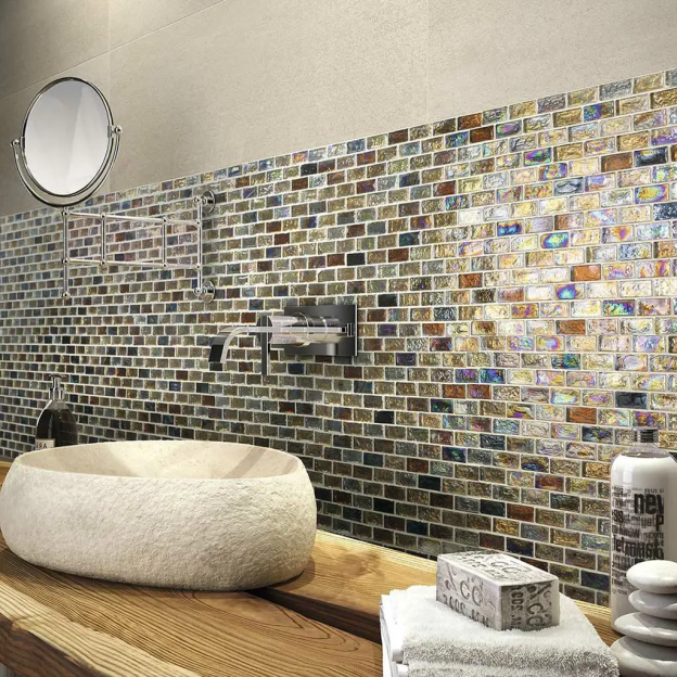 Облицовка стены в ванной керамической плиткой-мозаикой