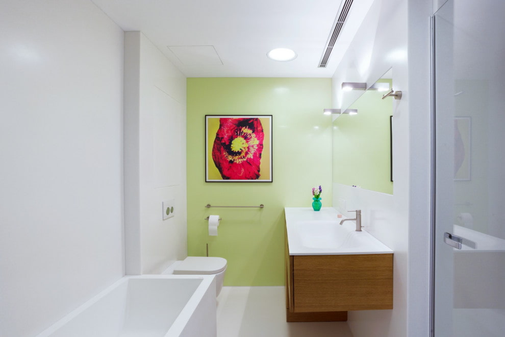 Ванная комната в стиле минимализм с белой плиткой и акцентной стеной
