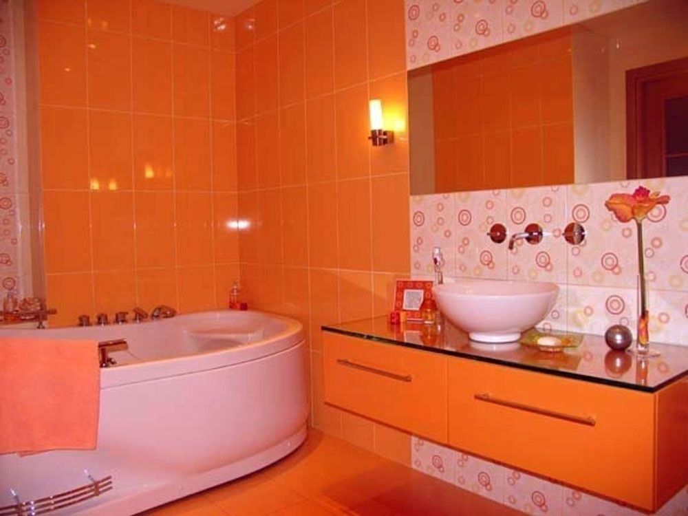 Оранжевый цвет плитки ощутимо «согревает» помещение ванной комнаты