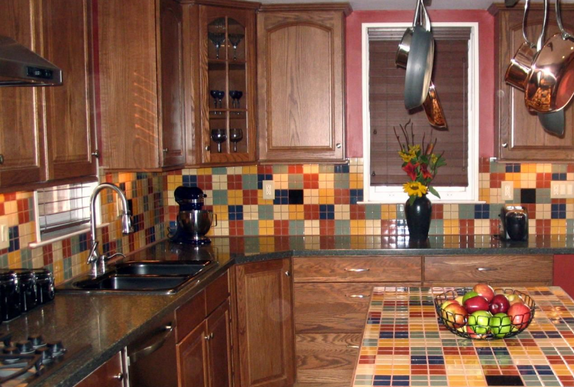 Комбинация коричневого с яркими цветами при оформлении кухни плиткой