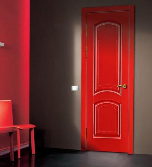 Malované červené MDF dveře v interiéru minimalistické chodby