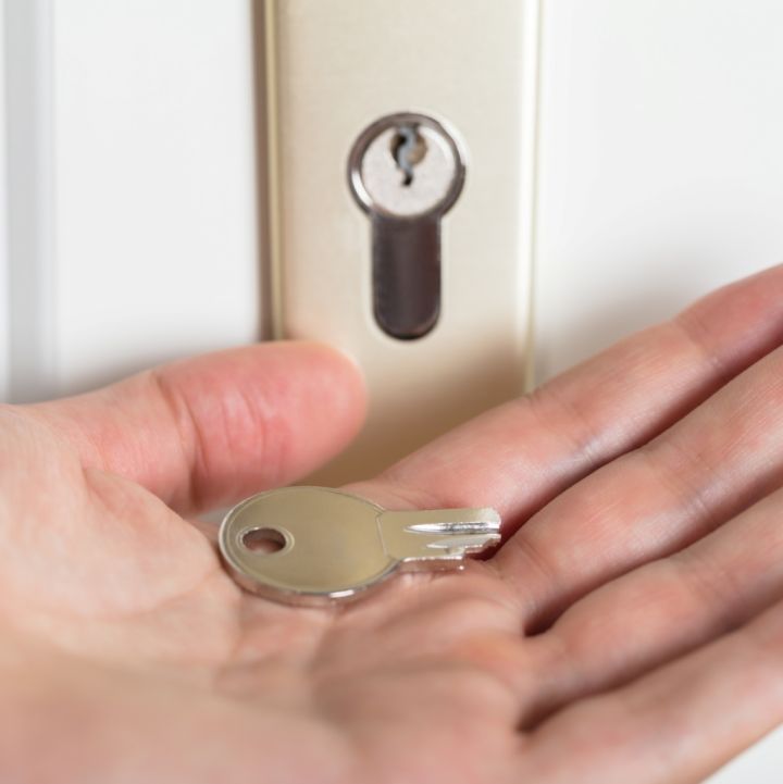 Как вытащить сломанный ключ из замка двери