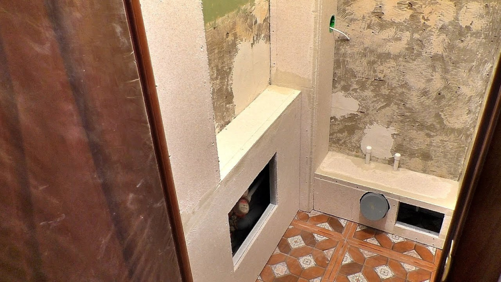 Маскировка труб в ванной с углублением для доступа