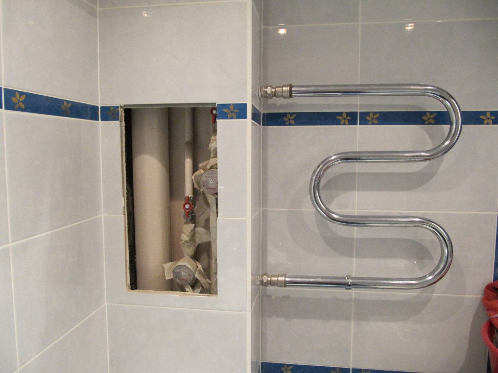 Красиво оформленный доступ к трубам в ванной комнате