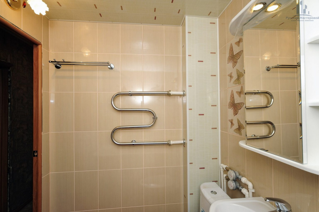 Маскировка вертикальных труб в ванной комнате