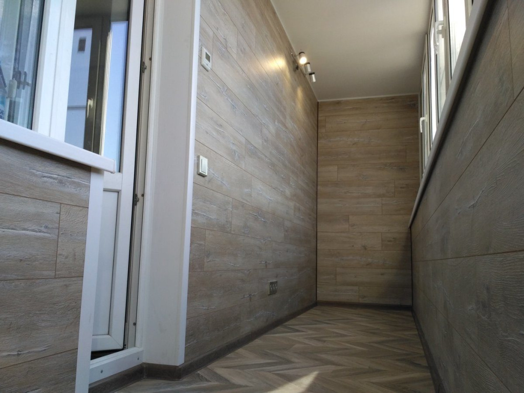 Обшивка ламинатом балкона – лучший пример сохранности тепла в помещении, но это чревато попаданием влаги на поверхность