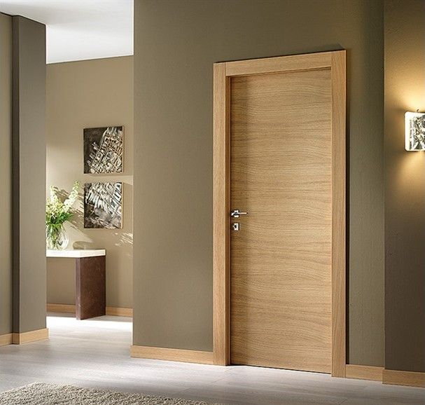 Межкомнатная дверь с покрытием, имитирующем натуральную древесину, в коридоре в современном стиле