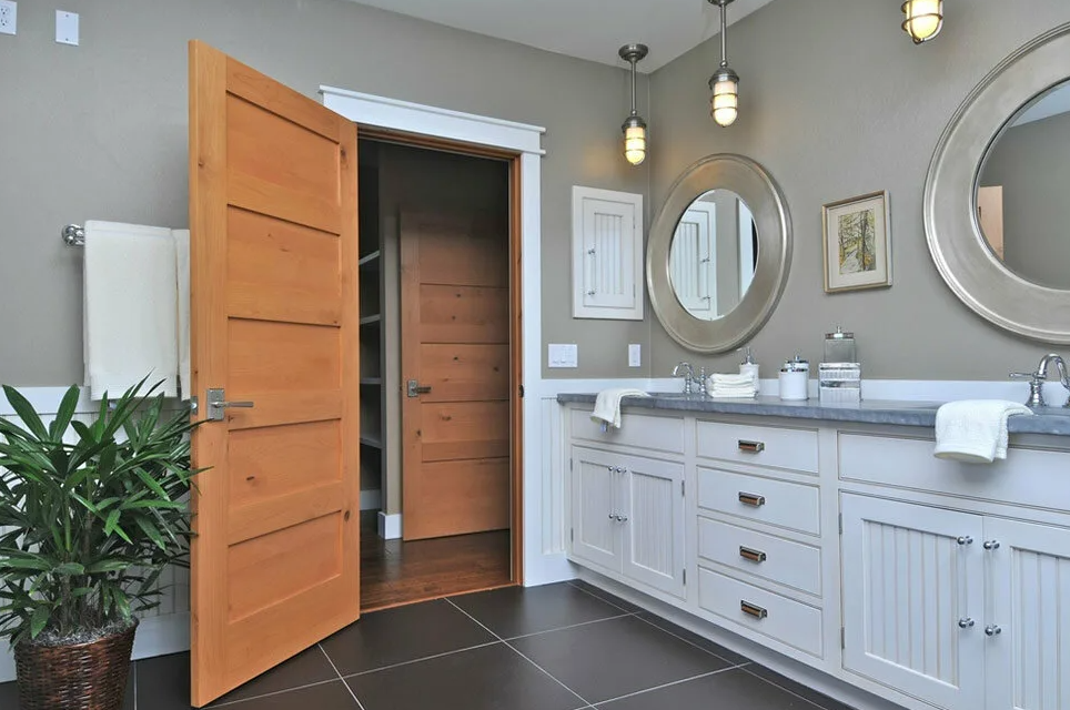 Недорогие двери в ванную комнату. Двери для ванной. Интерьер ванной комнаты с дверью. Современные двери в ванную. Узкая дверь в ванную.