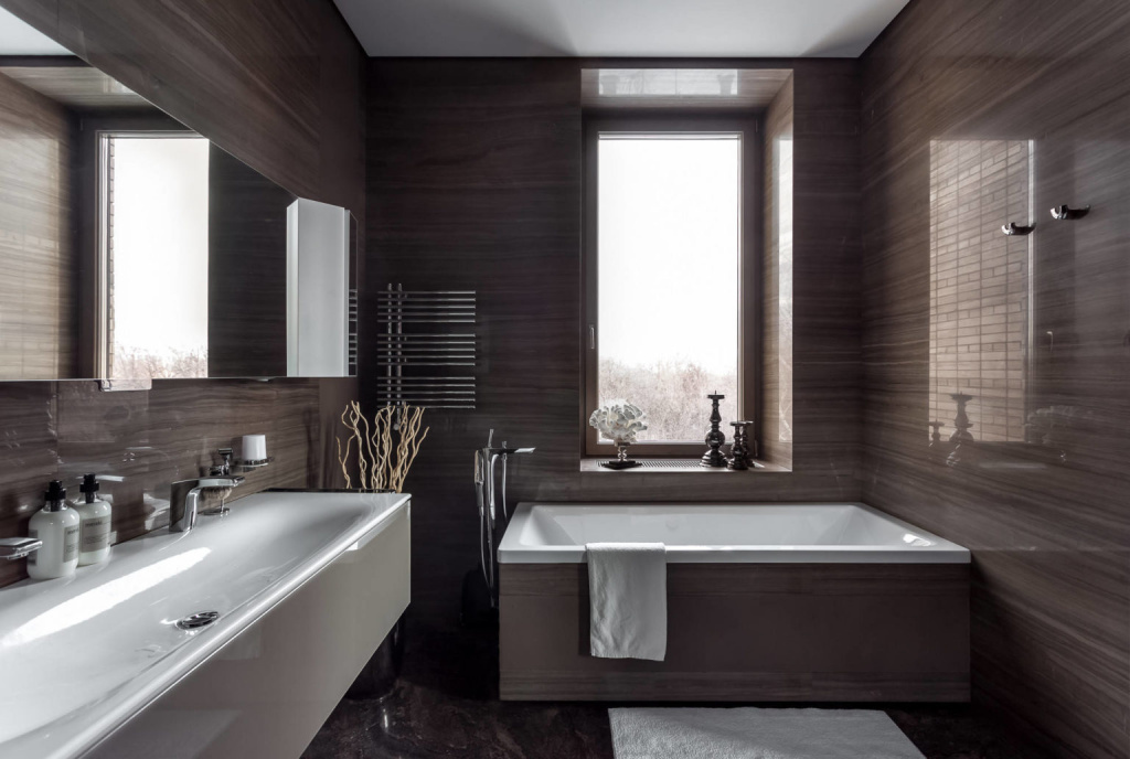 Ванная с коричневой плиткой в стиле минимализм