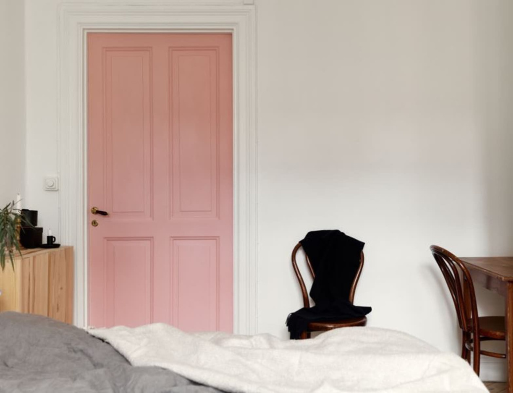 Светло-розовая дверь в интерьере спальни