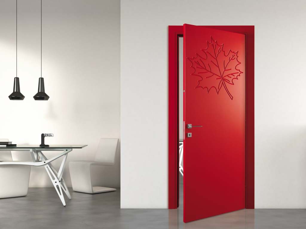 Распашная красная дверь