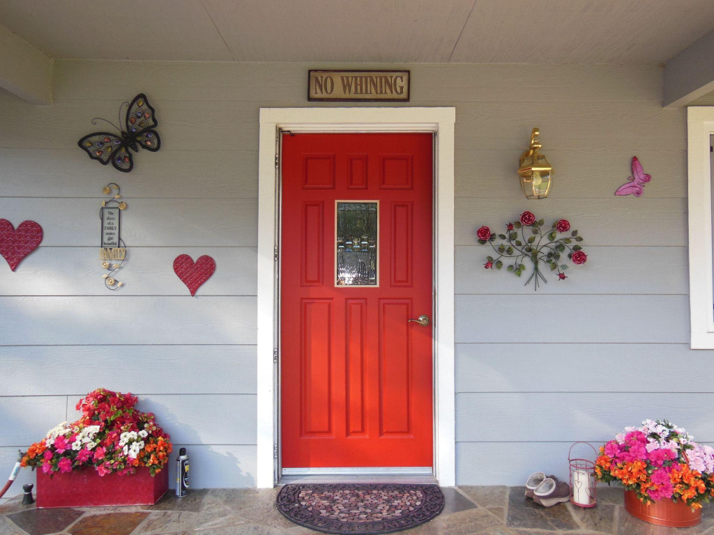 Красная входная дверь в интерьере прихожей