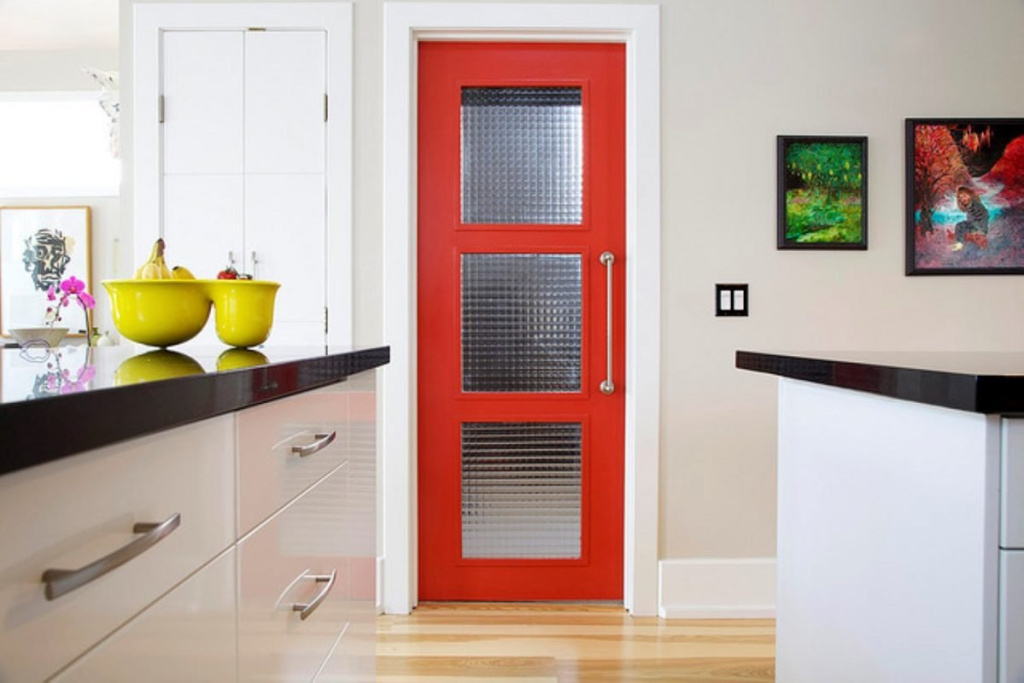 Красная дверь в качестве акцента в интерьере кухни