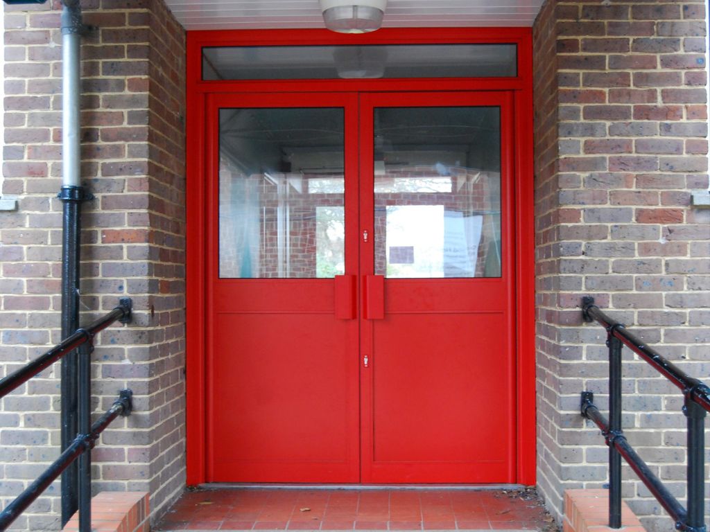 Красная дверь в офис
