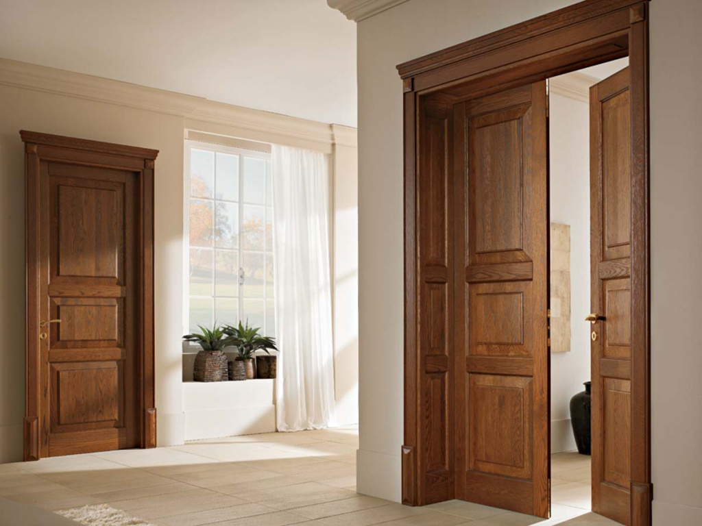 Деревянные межкомнатные двери редко покрываются красками и защитными плёнками из-за ценности натуральной фактуры