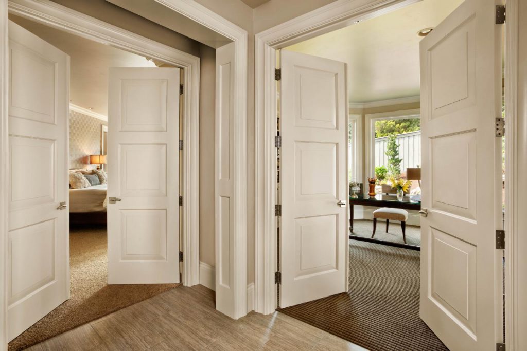 Межкомнатные двери в интерьере квартиры: виды, рекомендации, фото / Блог