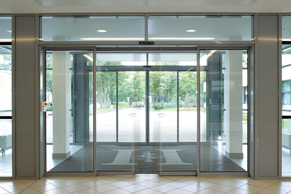 Офисные двери: свободный доступ для постоянного потока посетителей