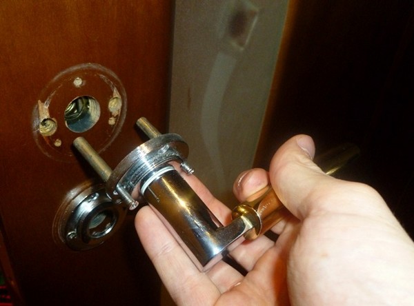 Установка и ремонт ручки межкомнатной двери