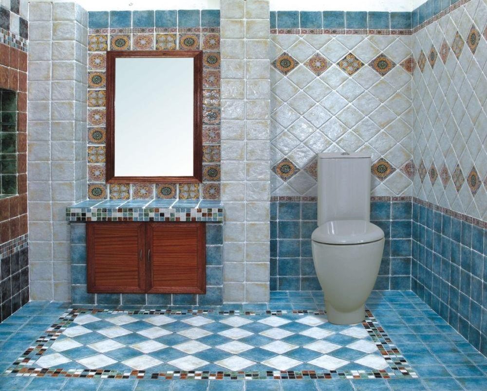 Глазурованная плитка на полу в ванной комнате