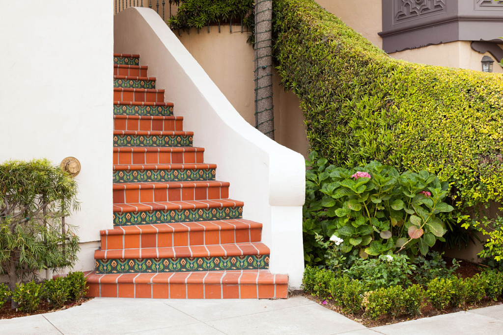Такой необычный узор на плитке превращает лестницу в стильный элемент дома и садового участка!