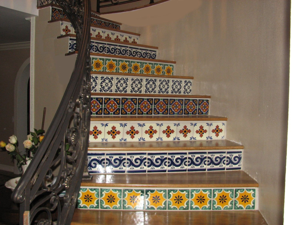 Для декора лестницы можно использовать плитку с разным узором и цветом. Главное, чтобы они сочетались между собой