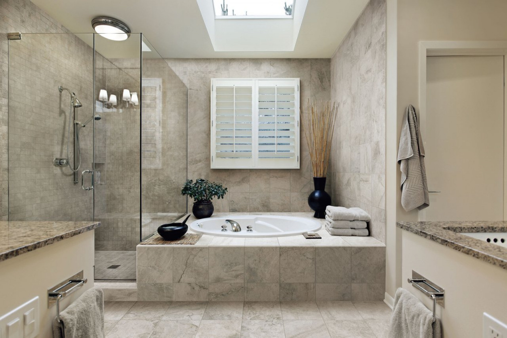 Стыки между ванной и плиткой могут заделываться разными материалами