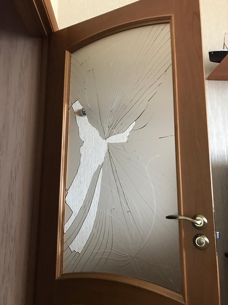 Разбитое стекло в межкомнатной двери