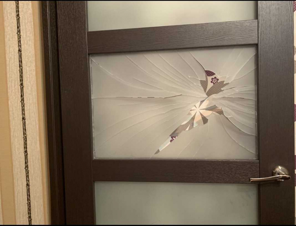 Разбитая прямоугольная вставка из стекла в дверях