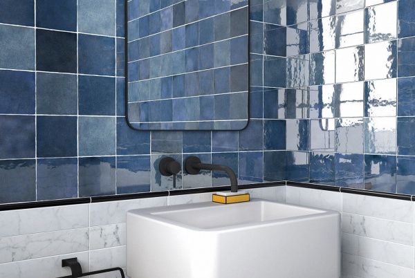 Отделка ванной комнаты синей квадратной плиткой среднего размера