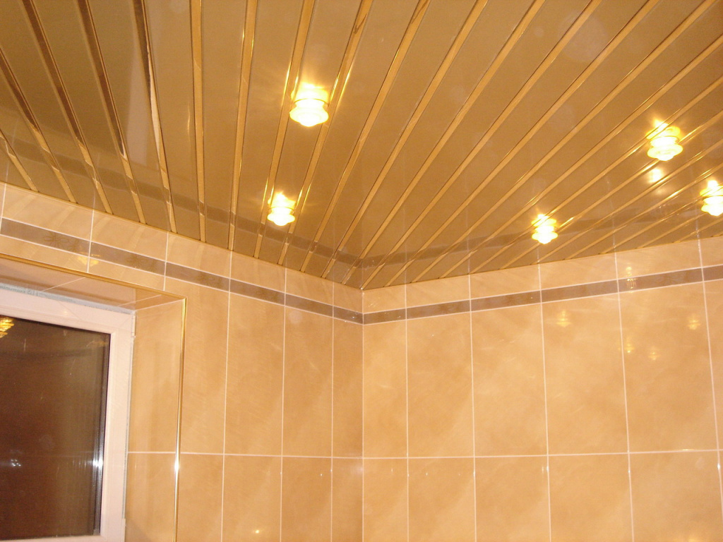 Подвесные реечные потолки с подсветкой в ванной