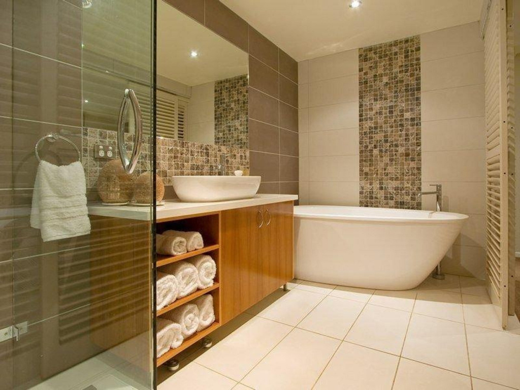 С помощью укладки плитки можно исправить пропорции ванной комнаты 