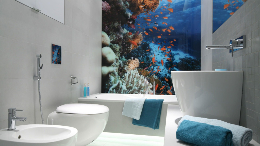 Плитка на стене ванной с 3D-изображением будет красиво выглядеть на светлом фоне