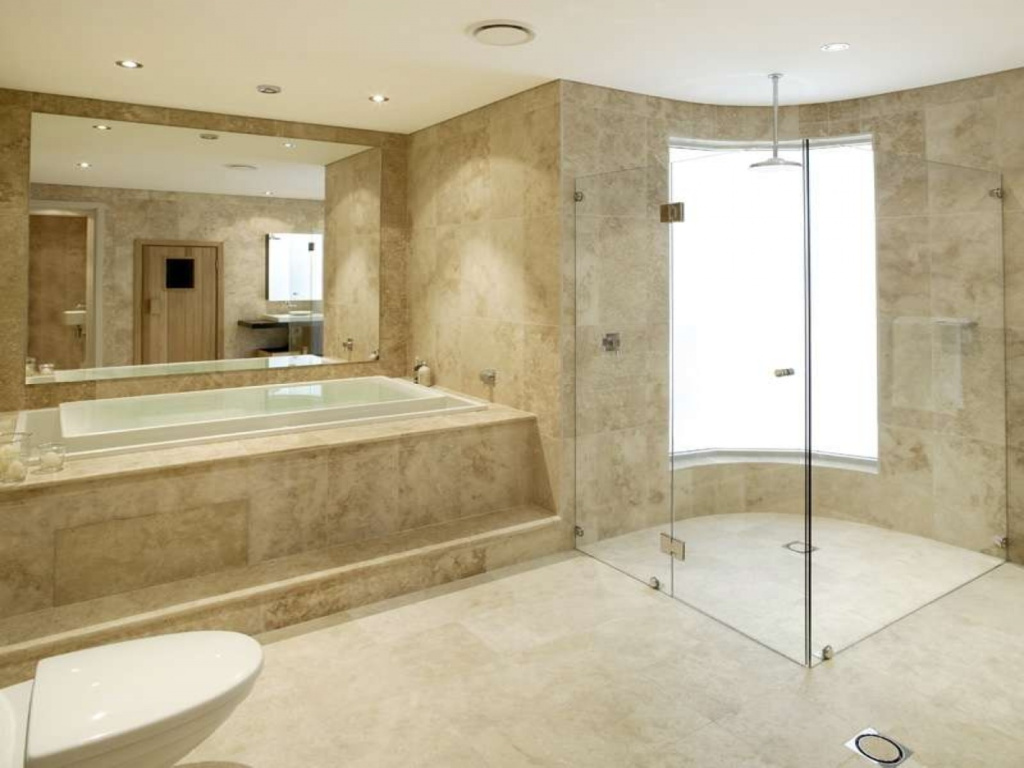Бесшовная плитка при отделке ванной комнаты создаёт благородный интерьер