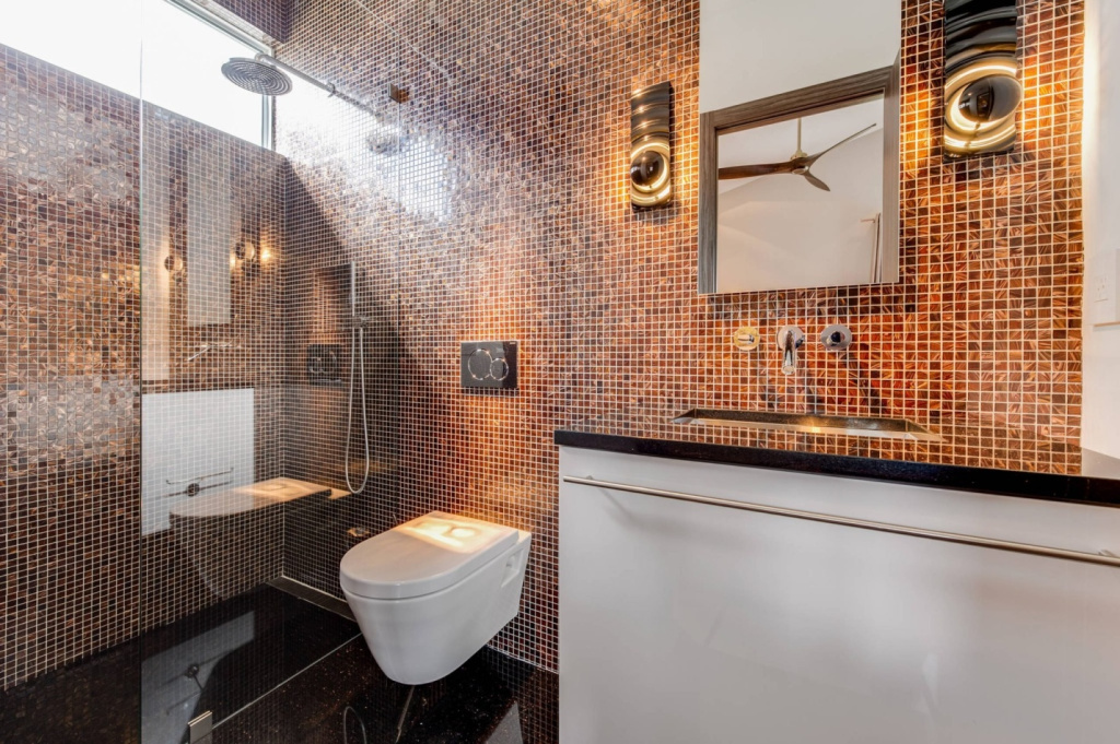 Мозаика отлично сочетается с керамогранитом и керамической плиткой в интерьере ванной комнаты