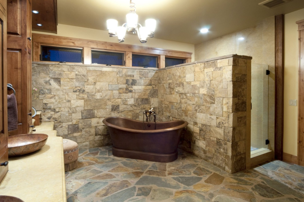 Для грамотного сочетания плитки на полу и стенах необходимо сначала определиться с дизайном ванной