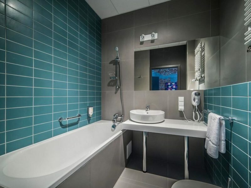 Акцентная стена из синей плитки в ванной комнате