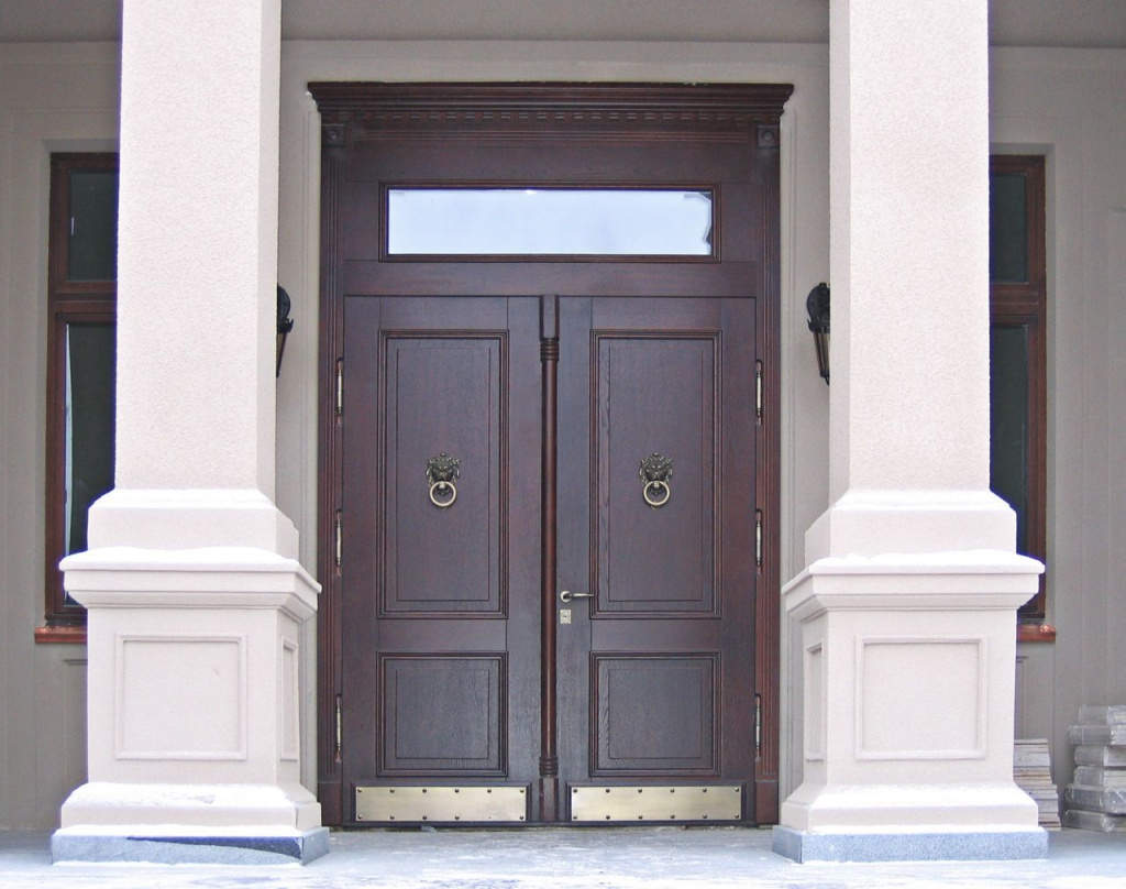 Нестандартная входная дверь с фрамугой