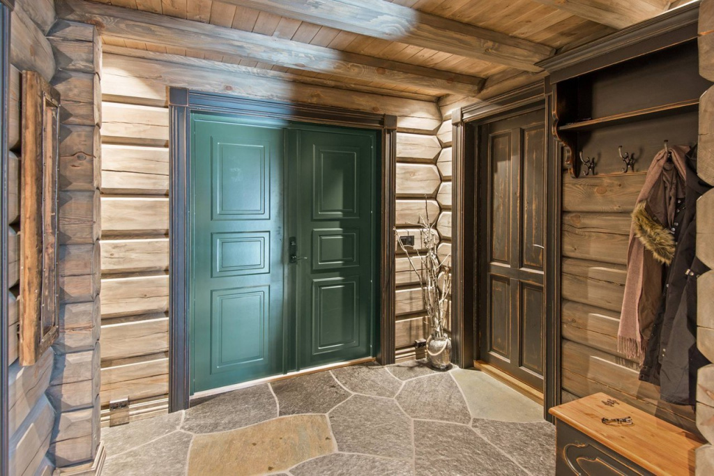 Красивая деревянная дверь в загородном доме