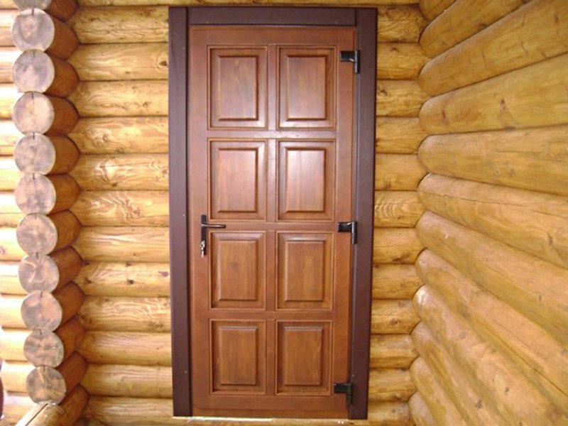 Деревянные двери на входе в дом