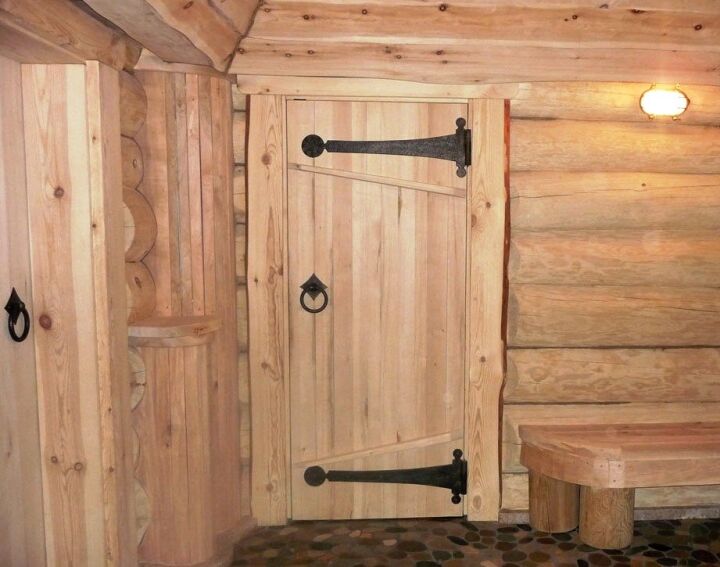Закройте старые и выветрившиеся деревянные двери сарая | Премиум Фото