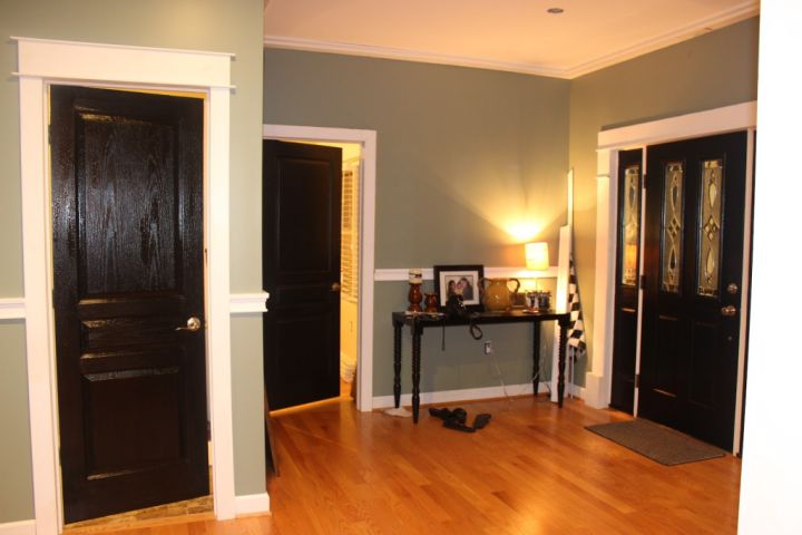 Эффект темных дверей в светлом интерьере | Современные идеи дизайна квартиры