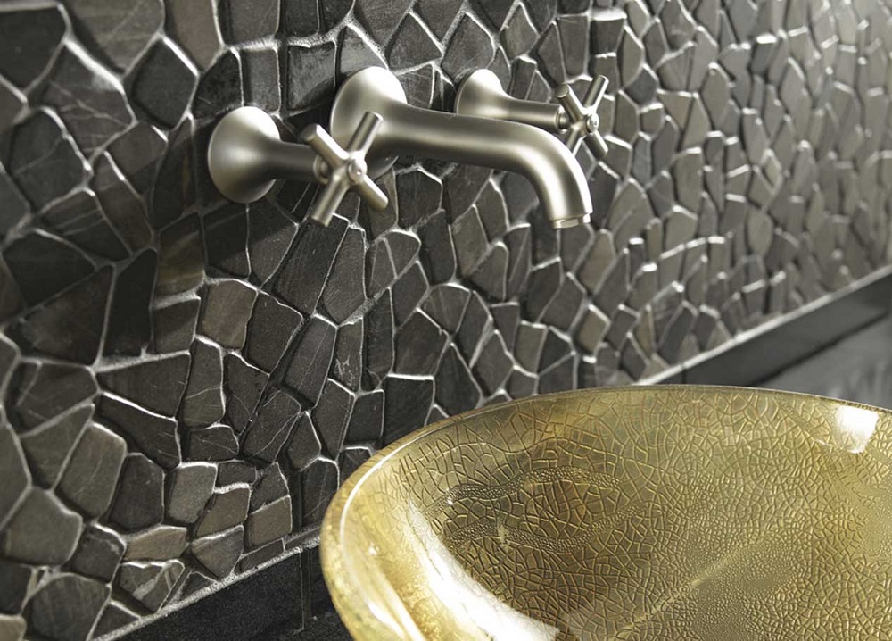Каменная мозаика в интерьере ванной
