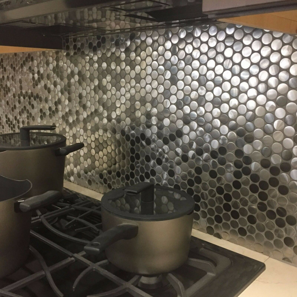 черная мозаика на фартуке кухни