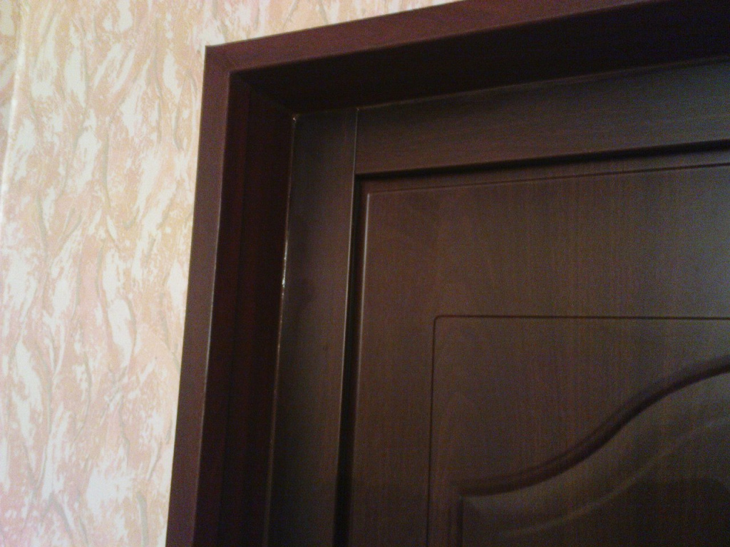 Tmavé přídavné panely na dveřích