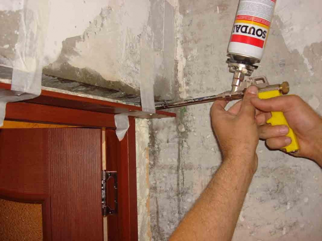 Vypěnění konstrukce interiérových dveří s nástavci