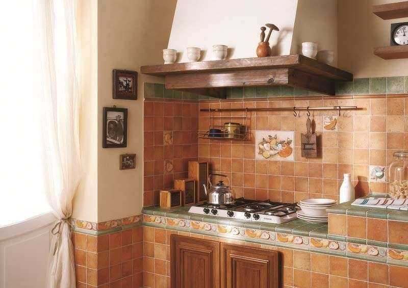 Вариант оформления кухонного фартука плиткой в классическом стиле