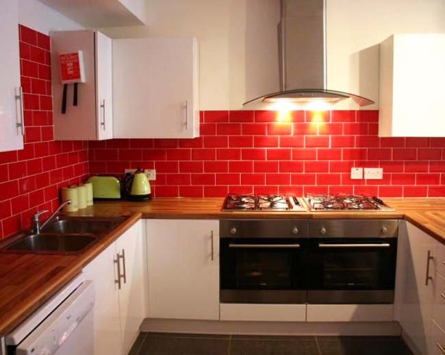 Красный фартук из плитки на кухне обязательно привлечёт внимание
